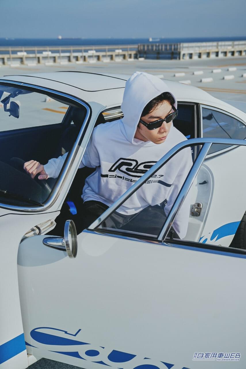 |ポルシェ911カレラRS2.7の50周年を記念して、日本限定デザインのフーディを発売