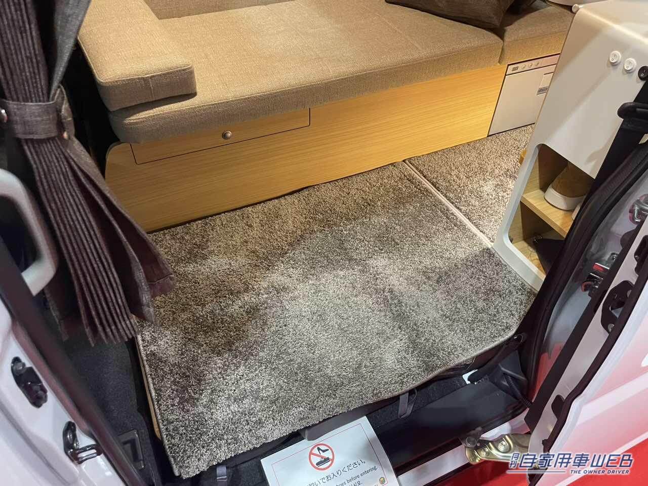 |車内はハイセンスなソファールーム! ダイハツ アトレーがベースの軽キャンパー