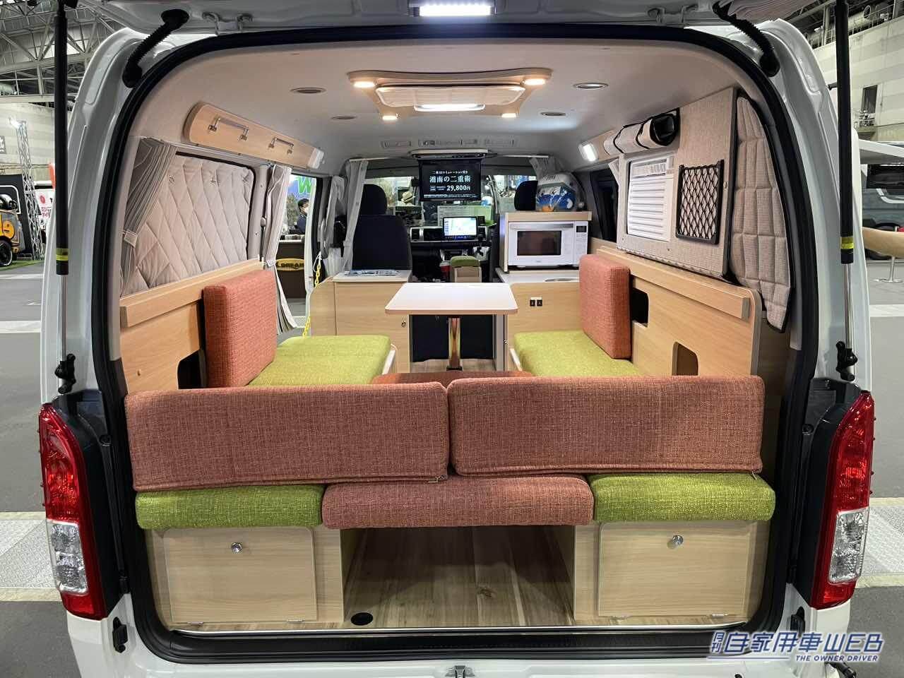 |ポップなカラーの大きめボックスシートが特徴的! トヨタ ハイエースがベースのキャンパー