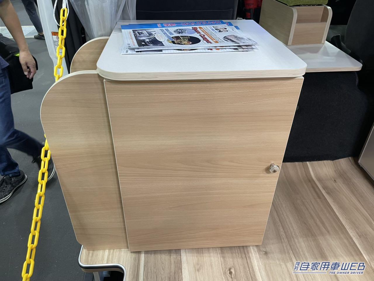 |ポップなカラーの大きめボックスシートが特徴的! トヨタ ハイエースがベースのキャンパー