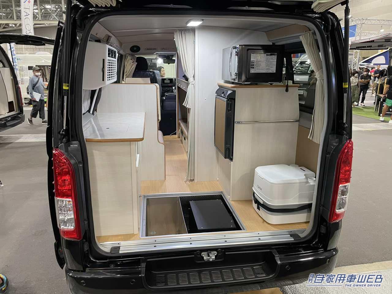 |「トヨタ車の中に入ると」「マジで?もはや小さな家だ…」あまりにも快適すぎて住めちゃう車。キッチン・トイレ・ベッド・電気利用もOK!