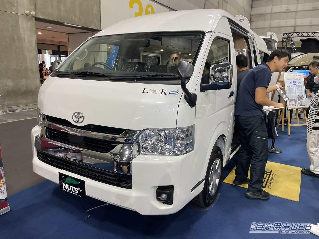 |使いやすくシンプルな車内に、レザー調のシートが個性をプラス! トヨタ ハイエースがベースのキャンパー