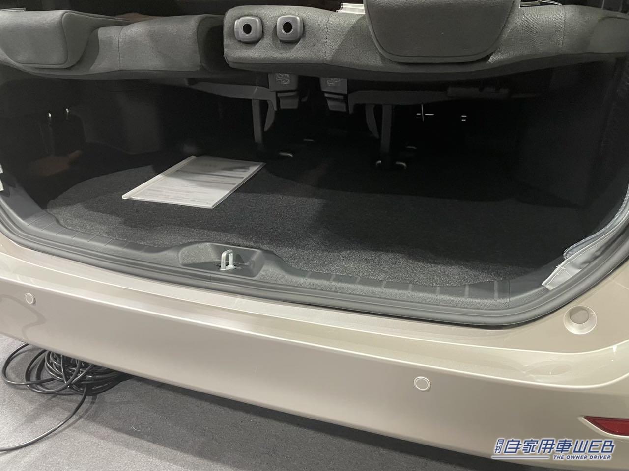 |斬新すぎるトヨタ・ミニバン「新幹線みたい」「凄いぞコレは…」キャンプブームの次は“車中リビング”。街乗OK!週末はキャンピングカーになる2倍楽しめるミニバン。