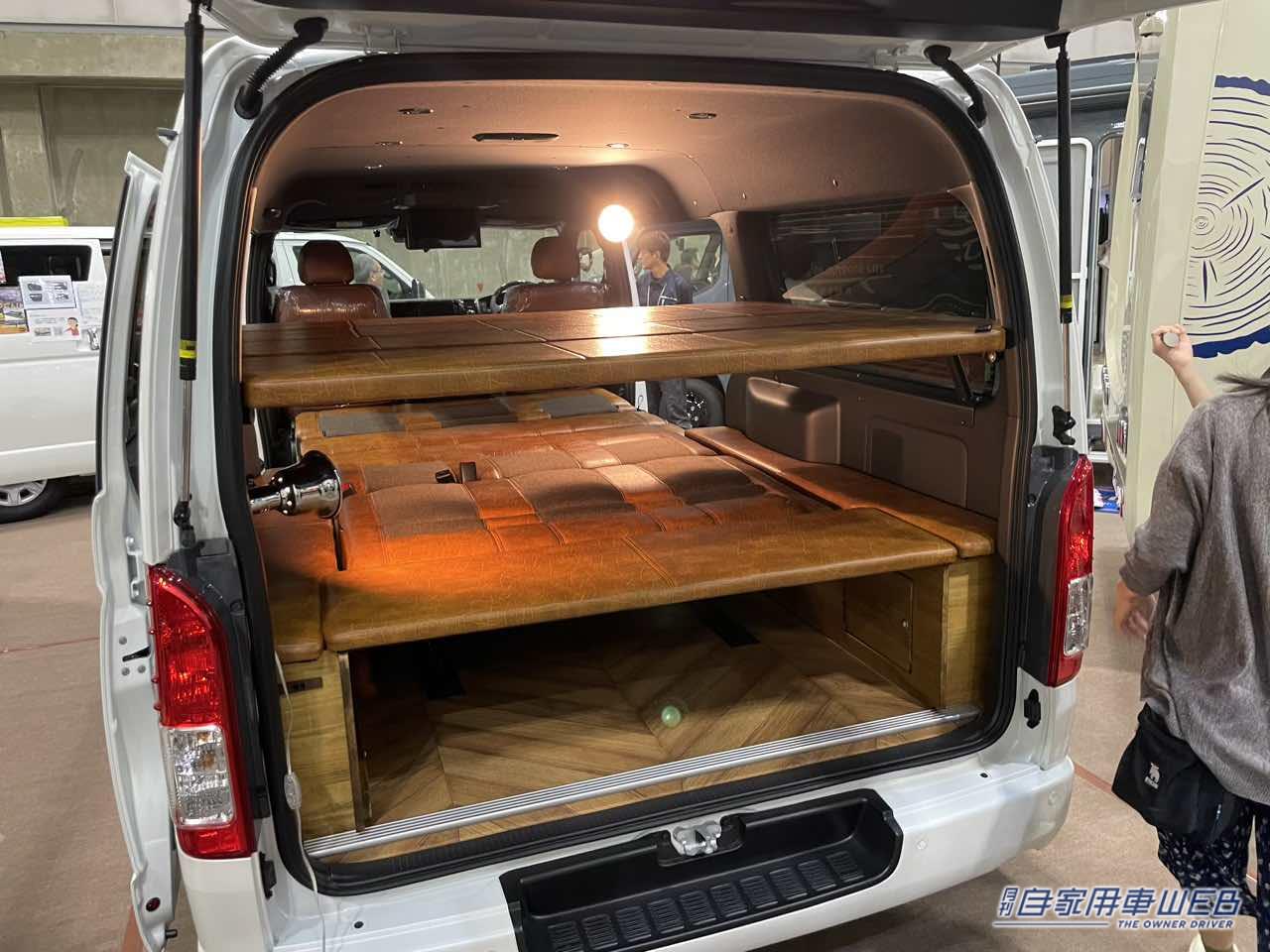 |使いやすくシンプルな車内に、レザー調のシートが個性をプラス! トヨタ ハイエースがベースのキャンパー
