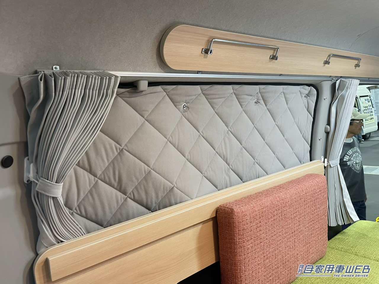 |ポップなカラーの大きめボックスシートが特徴的! トヨタ ハイエースがベースのキャンパー