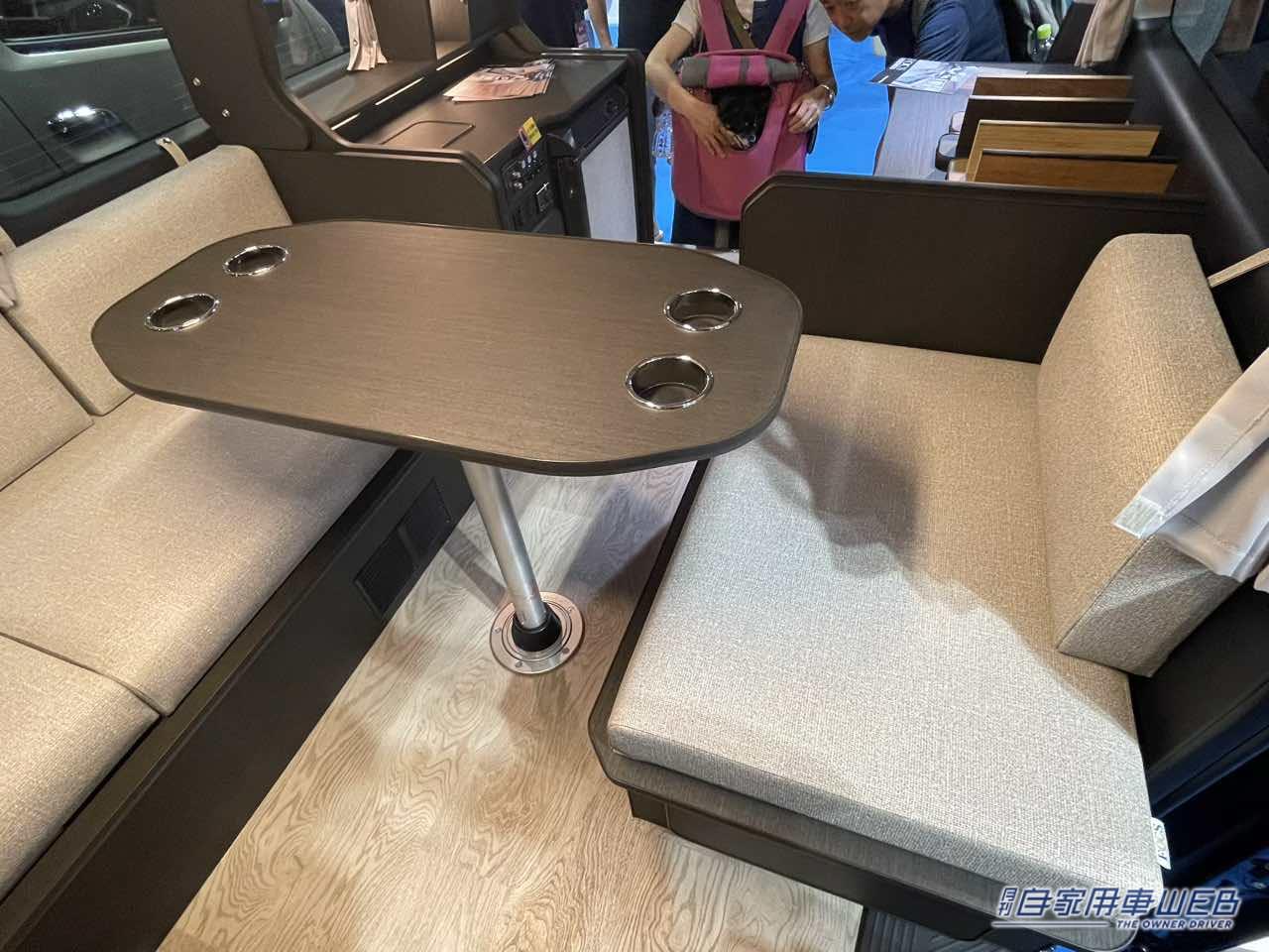 |L字のシートが大きく快適! フラットへの変更も簡単! トヨタ ハイエースがベースのキャンパー