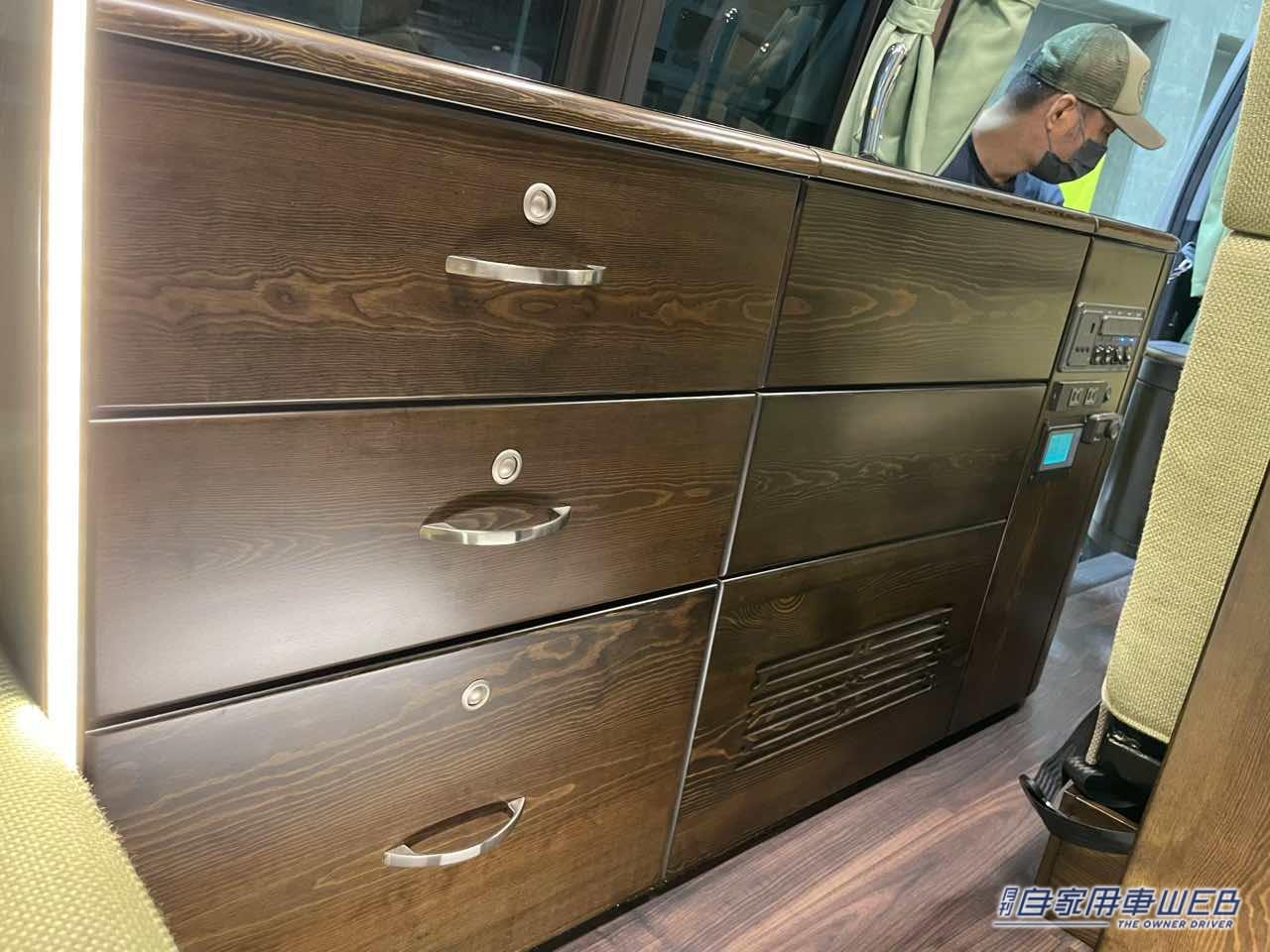 |間接照明も取り入れた、明るく落ち着きある車内が美しい! トヨタ ハイエースがベースのキャンパー