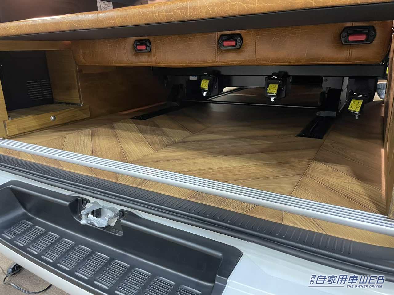 |使いやすくシンプルな車内に、レザー調のシートが個性をプラス! トヨタ ハイエースがベースのキャンパー