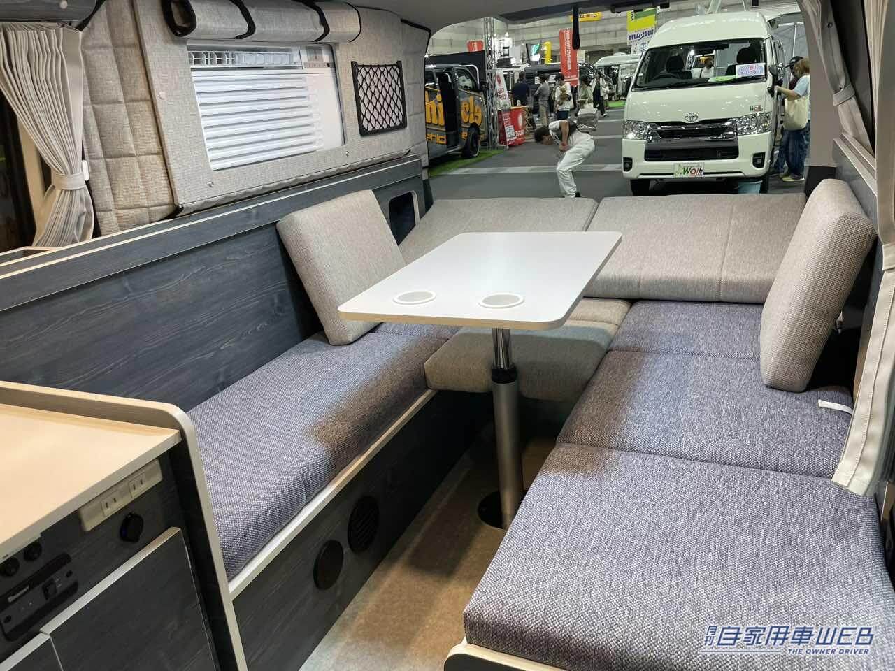 |広々としたボックスシートでくつろげる! トヨタ ハイエースがベースのキャンパー
