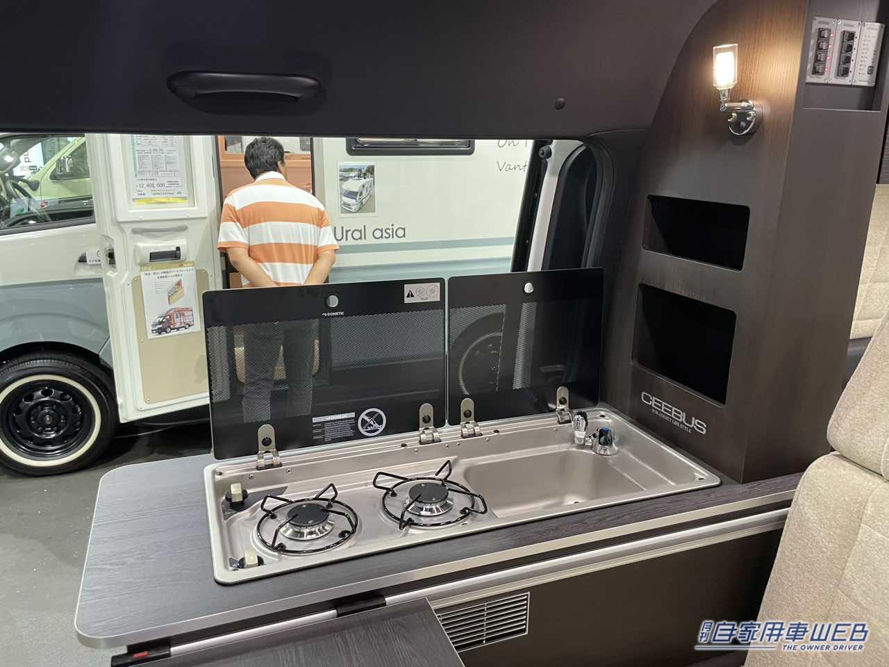 |車の中はホテルのベッドルームのよう! トヨタ ハイエースがベースのキャンパー