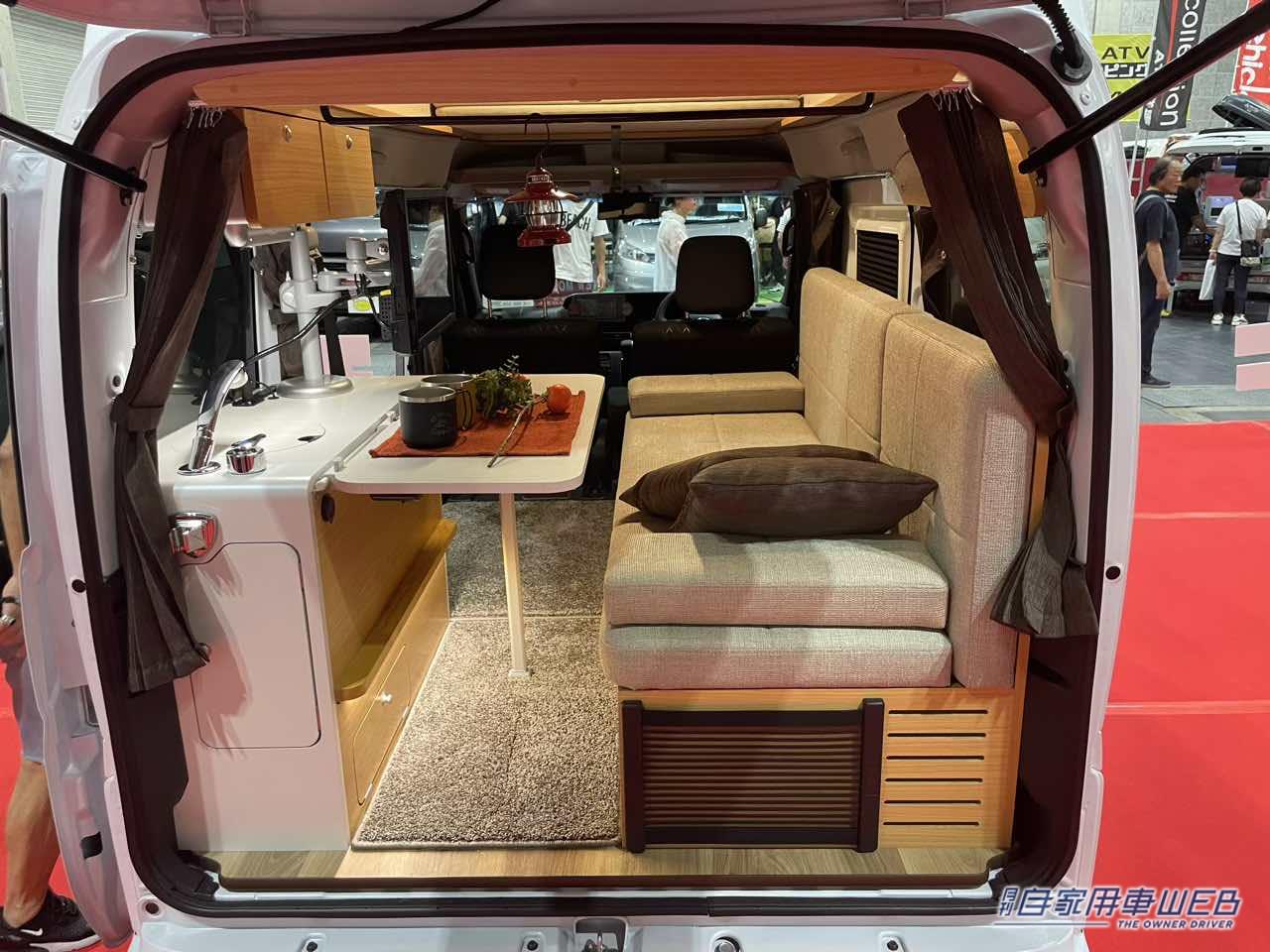 |車内はハイセンスなソファールーム! ダイハツ アトレーがベースの軽キャンパー