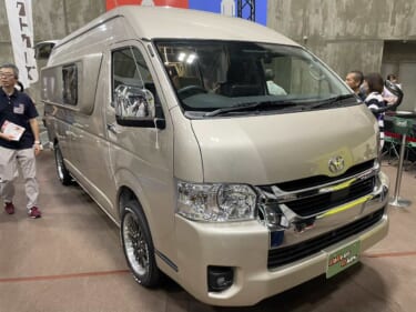 間接照明も取り入れた、明るく落ち着きある車内が美しい! トヨタ ハイエースがベースのキャンパー