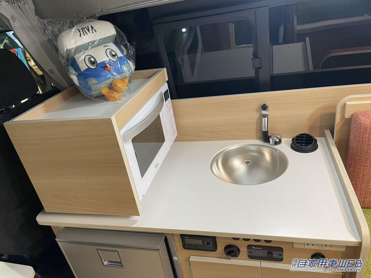 |ポップなカラーの大きめボックスシートが特徴的! トヨタ ハイエースがベースのキャンパー