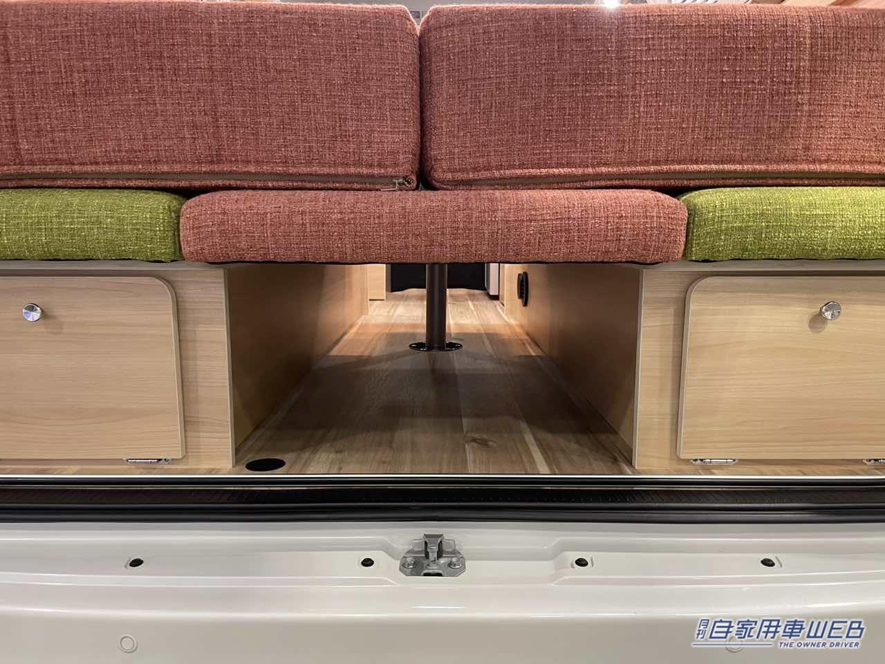 |ポップなカラーの大きめボックスシートが特徴的! トヨタ ハイエースがベースのキャンパー