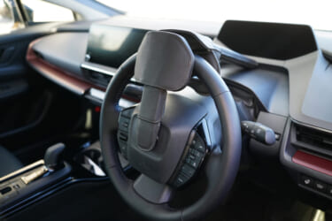 車の盗難防止に効果的! スタイリッシュなデザインのTOM’Sステアリングロック