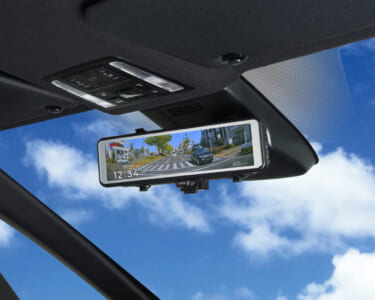 運転支援機能を搭載したドラレコ! コムテック「ZDR048」は前後2カメラで画面も見やすい