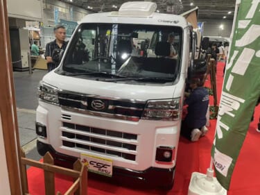 シートの下にはスライド式の冷蔵庫が! ダイハツ アトレーがベースの軽キャンパー