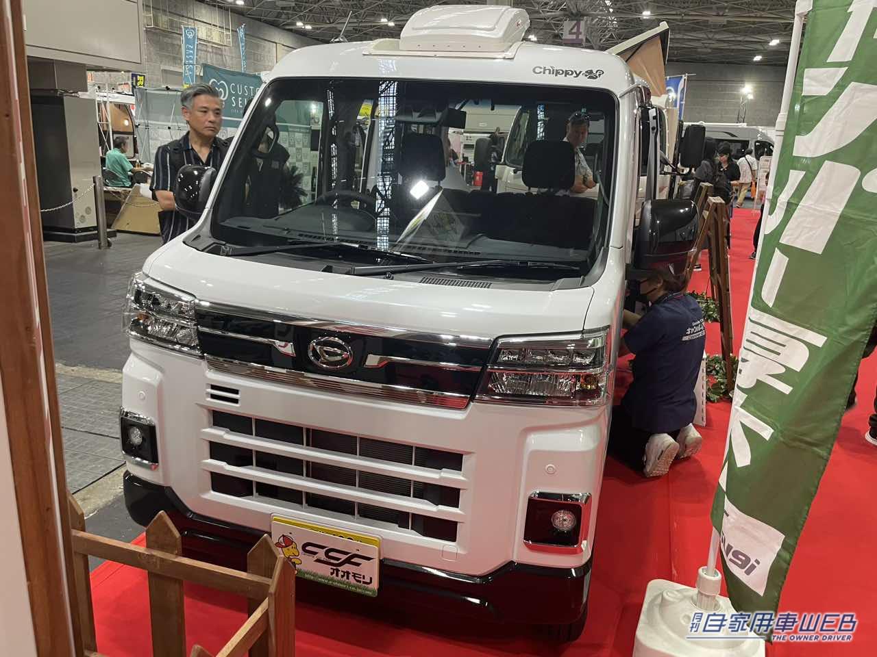 |シートの下にはスライド式の冷蔵庫が! ダイハツ アトレーがベースの軽キャンパー