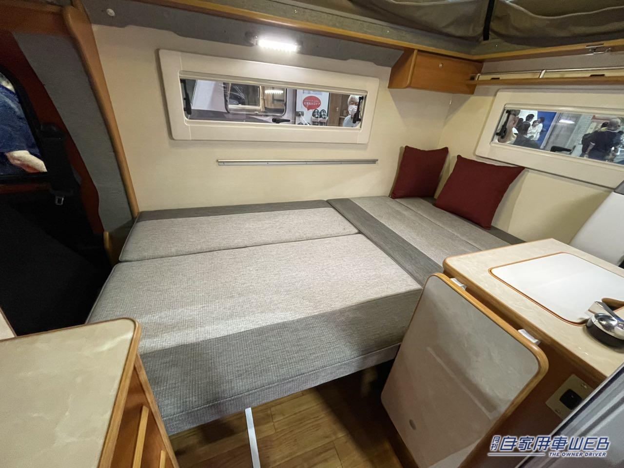 |「これもう家でしょ…」いいえ、軽トラックです。嘘でしょ、と思うくらいの車内。4人寝られる本格はキャンパー。