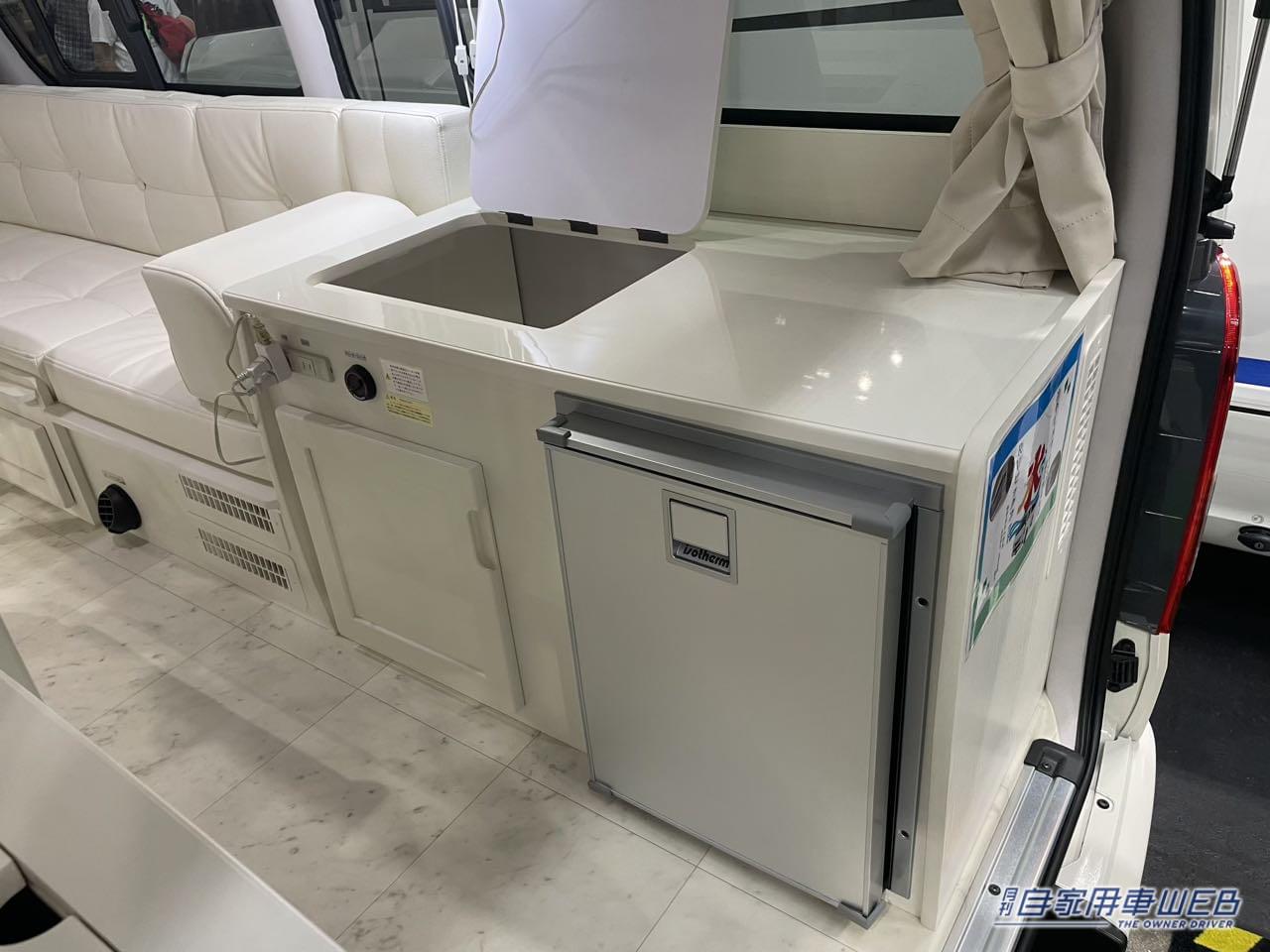 |インテリアを白で統一した真っ白な車内! トヨタ ハイエースがベースのキャンパー