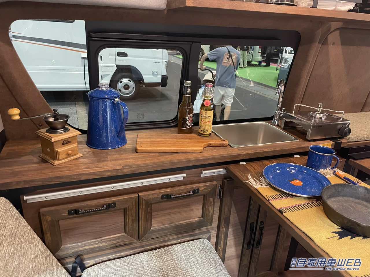 |木材を使った雰囲気抜群の車内がいい感じ! トヨタ ハイエースがベースのキャンパー