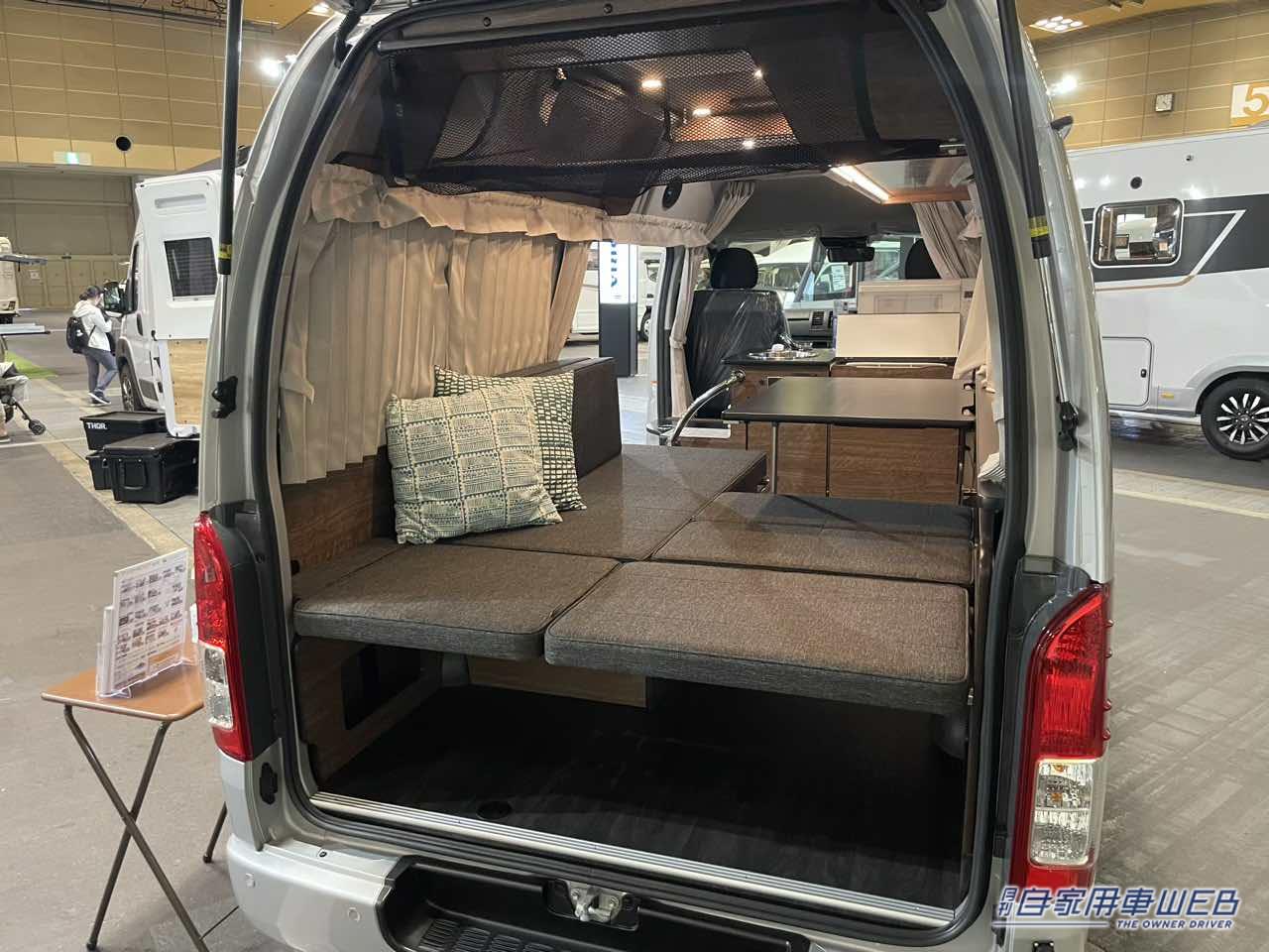 |フルフラットだけじゃない! ワンタッチで快適ソファーになっちゃうトヨタ ハイエースがベースのキャンパー