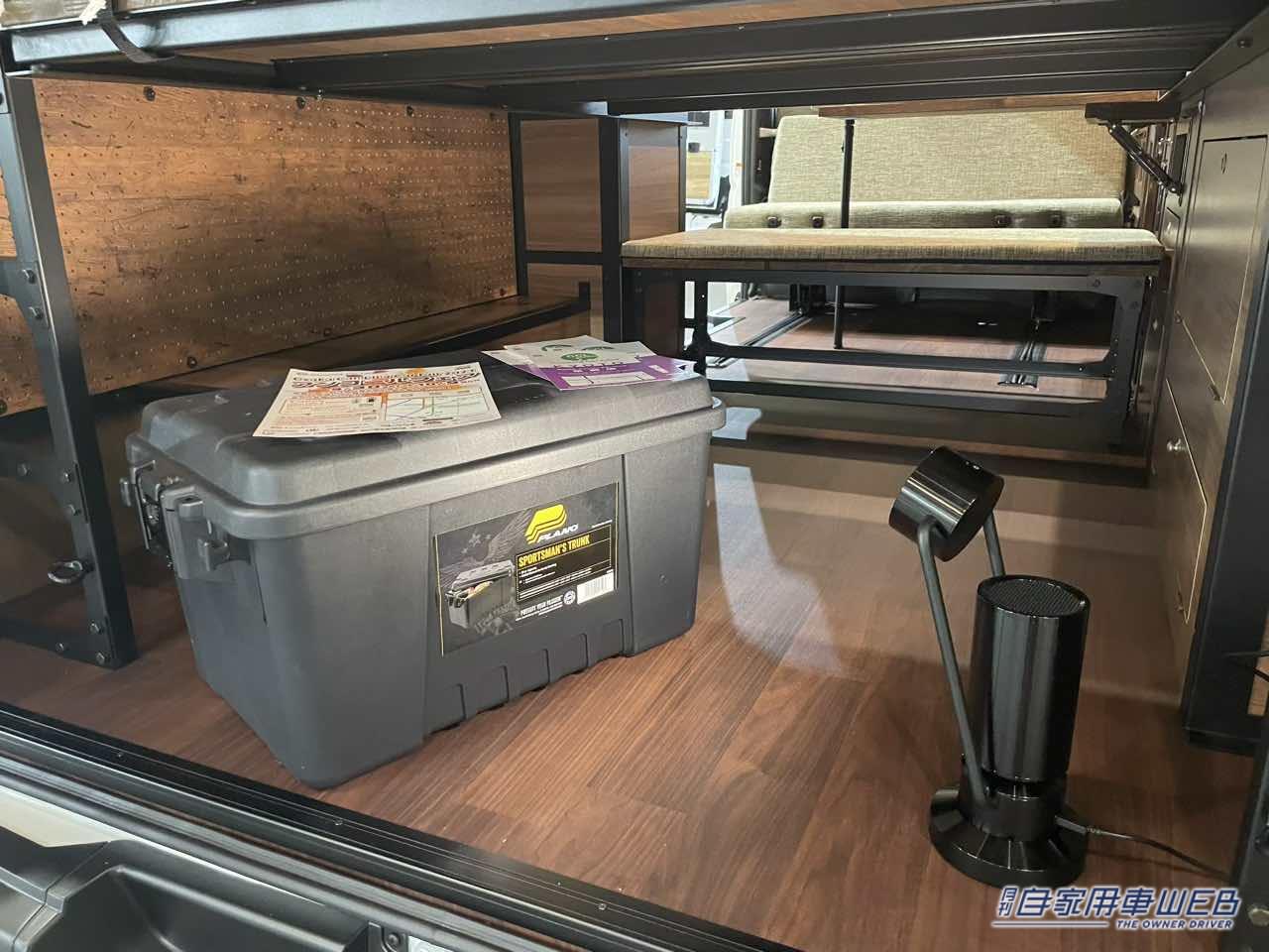 |木材を使った雰囲気抜群の車内がいい感じ! トヨタ ハイエースがベースのキャンパー