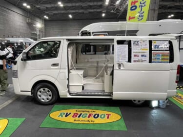インテリアを白で統一した真っ白な車内! トヨタ ハイエースがベースのキャンパー