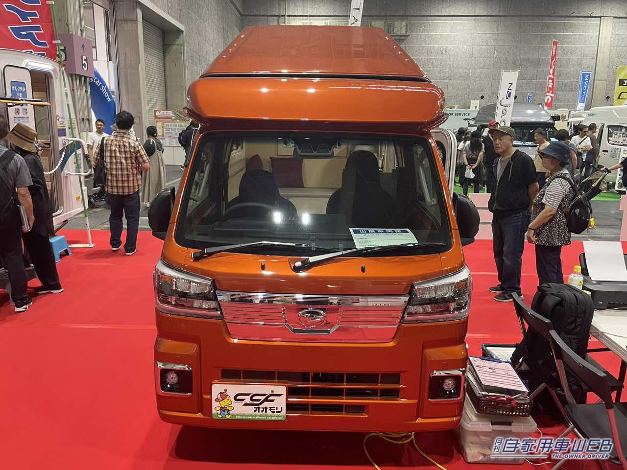 |「これもう家でしょ…」いいえ、軽トラックです。嘘でしょ、と思うくらいの車内。4人寝られる本格はキャンパー。