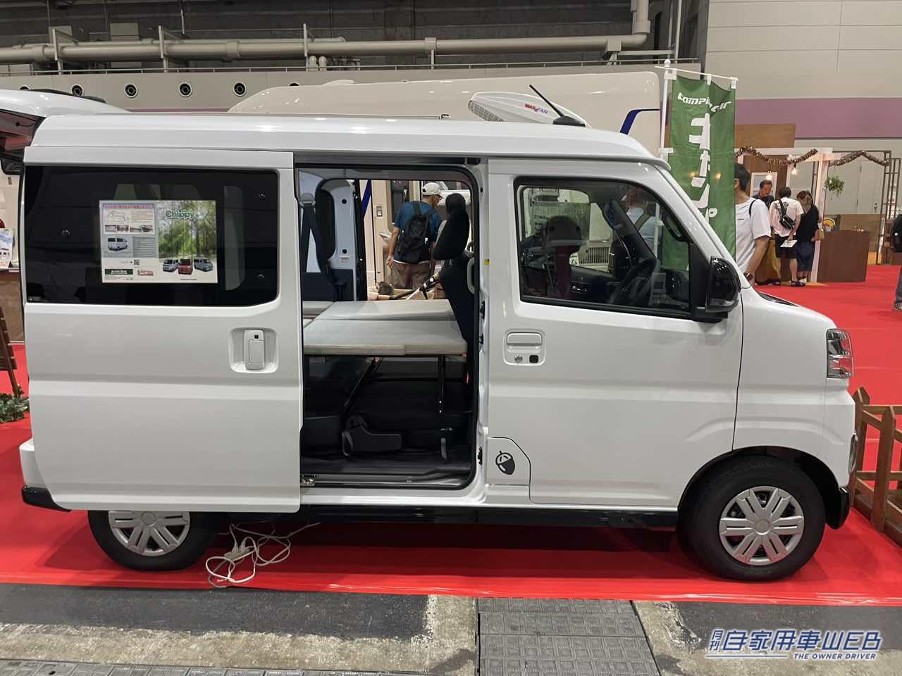 |シートの下にはスライド式の冷蔵庫が! ダイハツ アトレーがベースの軽キャンパー