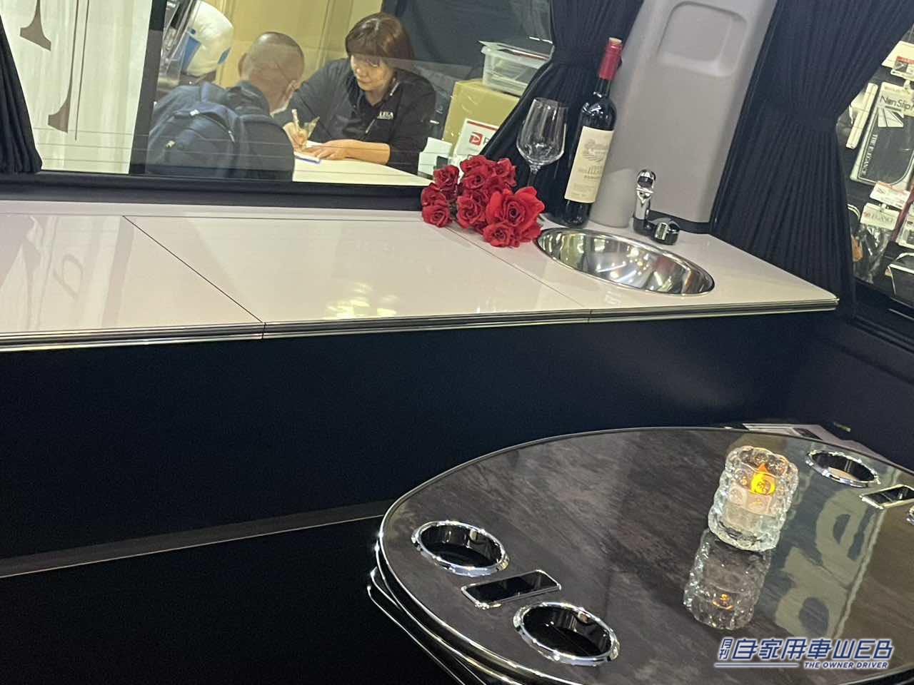 |車内は高級感あふれるVIPルームのよう! トヨタ ハイエースがベースのキャンパー