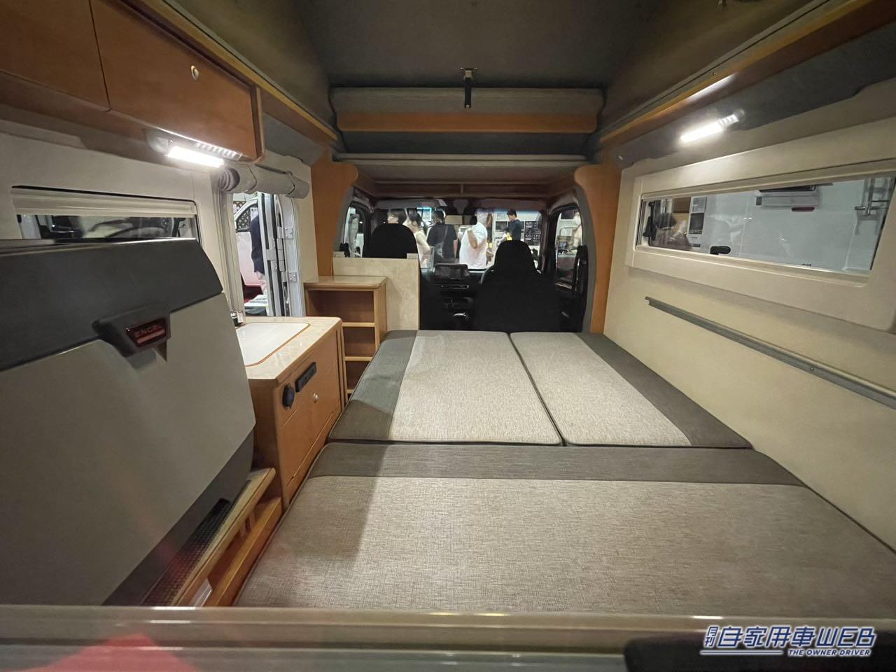 |「これもう家でしょ…」いいえ、軽トラックです。嘘でしょ、と思うくらいの車内。4人寝られる本格はキャンパー。