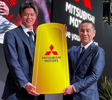 三菱自動車、浦和レッズの伊藤選手に新型『トライトン』を贈呈