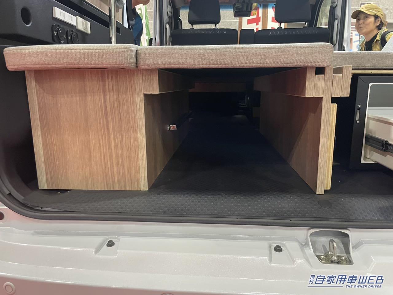 |シートの下にはスライド式の冷蔵庫が! ダイハツ アトレーがベースの軽キャンパー