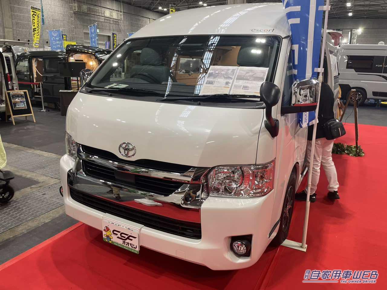 |驚愕!ただの「ハイエース」じゃない。もはや移動式の部屋。クルマの中とは思えない”リビングの完成度”は大人の余暇にふさわしい。