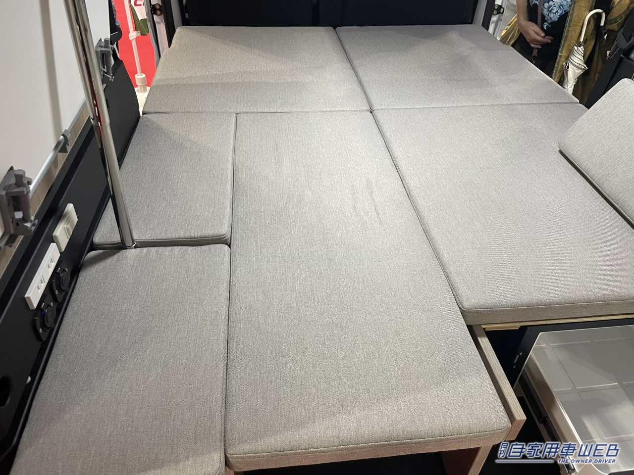 |シートの下にはスライド式の冷蔵庫が! ダイハツ アトレーがベースの軽キャンパー