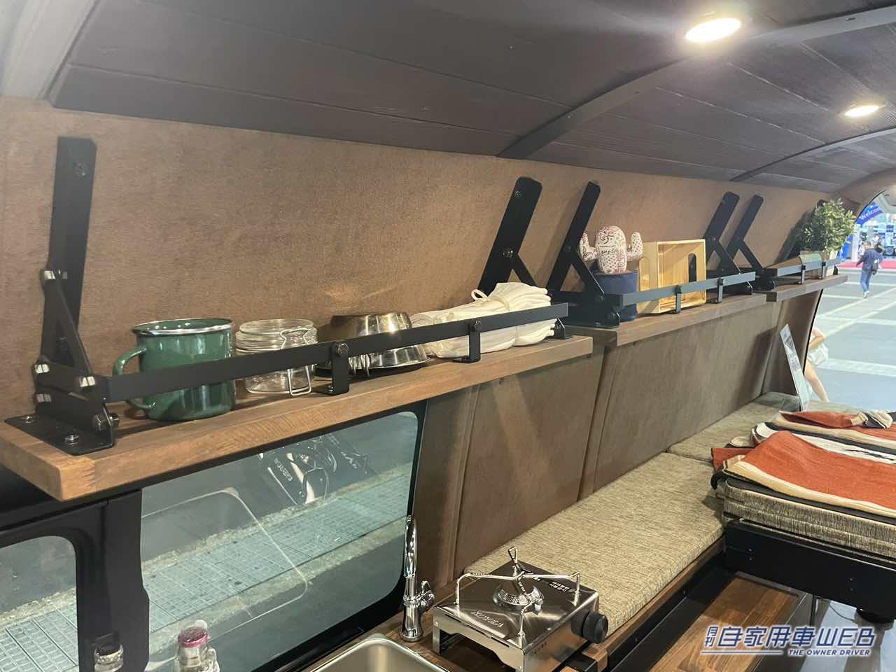 |木材を使った雰囲気抜群の車内がいい感じ! トヨタ ハイエースがベースのキャンパー