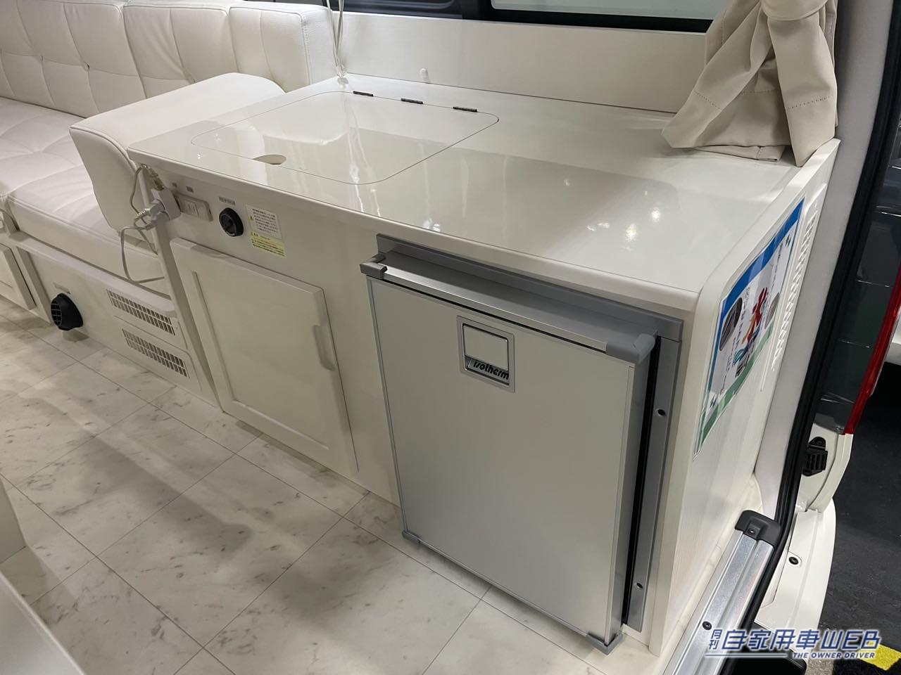 |インテリアを白で統一した真っ白な車内! トヨタ ハイエースがベースのキャンパー