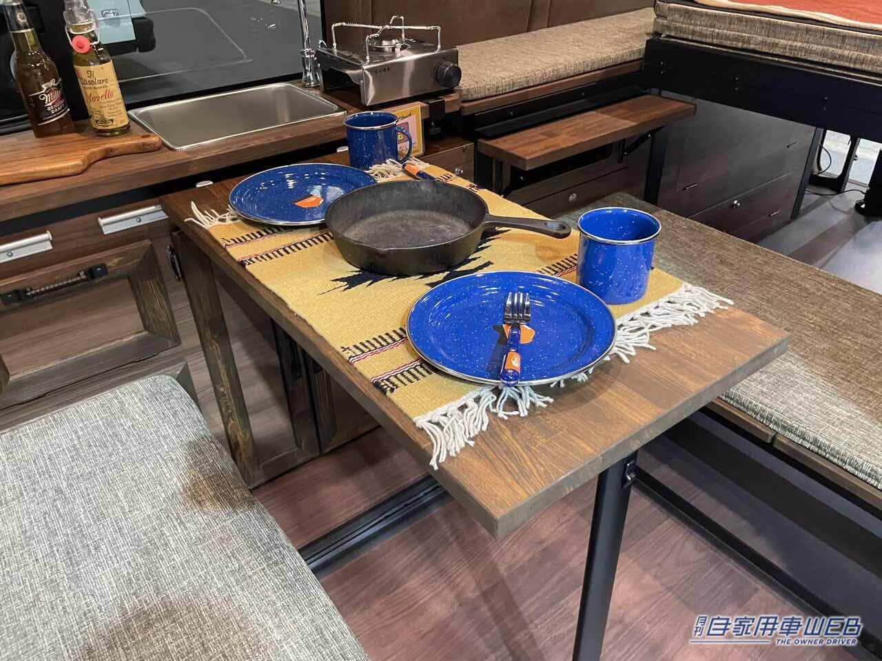 |木材を使った雰囲気抜群の車内がいい感じ! トヨタ ハイエースがベースのキャンパー