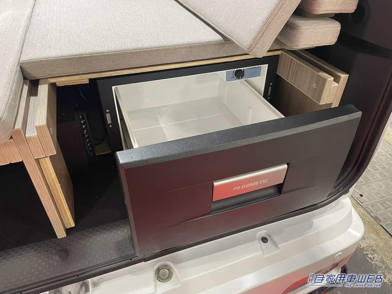 |シートの下にはスライド式の冷蔵庫が! ダイハツ アトレーがベースの軽キャンパー