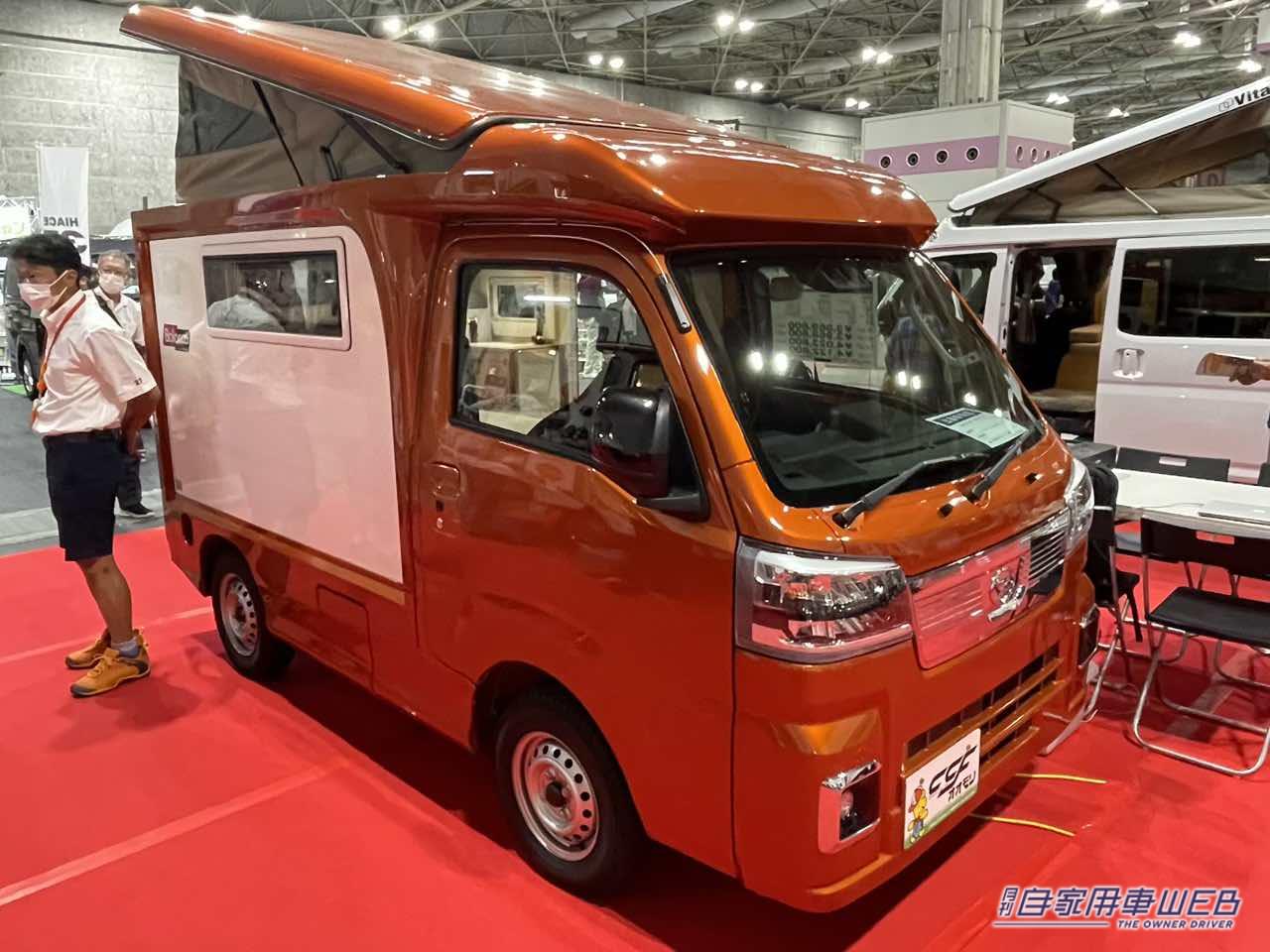 |「これもう家でしょ…」いいえ、軽トラックです。嘘でしょ、と思うくらいの車内。4人寝られる本格はキャンパー。