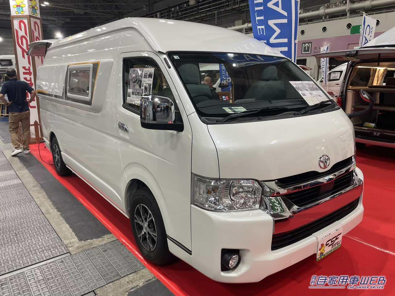 |驚愕!ただの「ハイエース」じゃない。もはや移動式の部屋。クルマの中とは思えない”リビングの完成度”は大人の余暇にふさわしい。