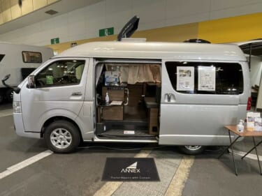 フルフラットだけじゃない! ワンタッチで快適ソファーになっちゃうトヨタ ハイエースがベースのキャンパー
