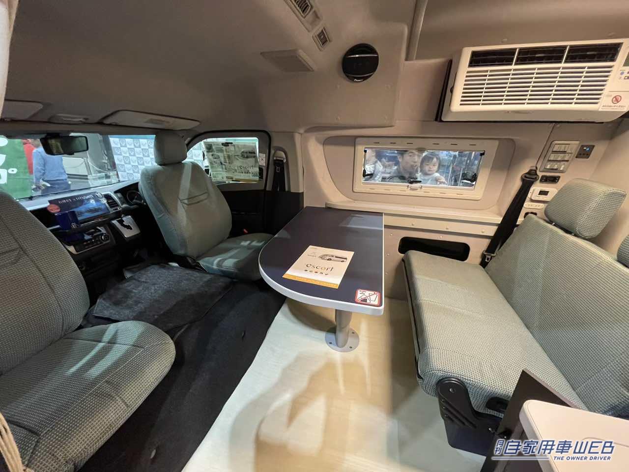 |驚愕!ただの「ハイエース」じゃない。もはや移動式の部屋。クルマの中とは思えない”リビングの完成度”は大人の余暇にふさわしい。