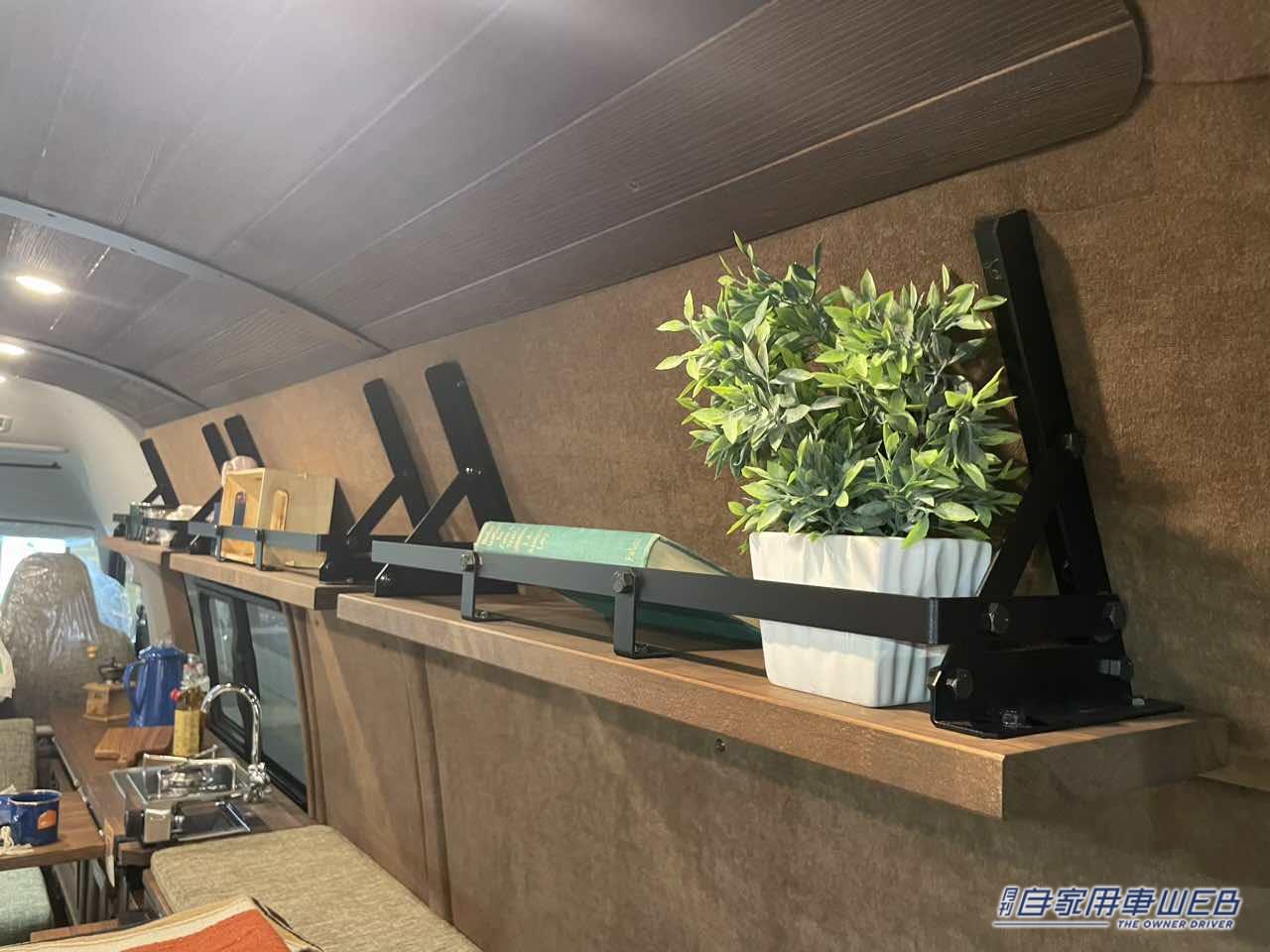 |木材を使った雰囲気抜群の車内がいい感じ! トヨタ ハイエースがベースのキャンパー