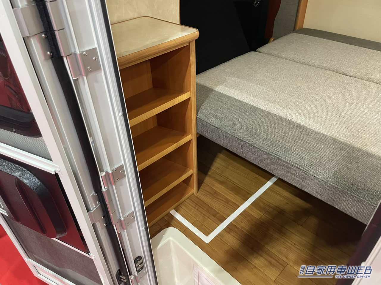 |「これもう家でしょ…」いいえ、軽トラックです。嘘でしょ、と思うくらいの車内。4人寝られる本格はキャンパー。