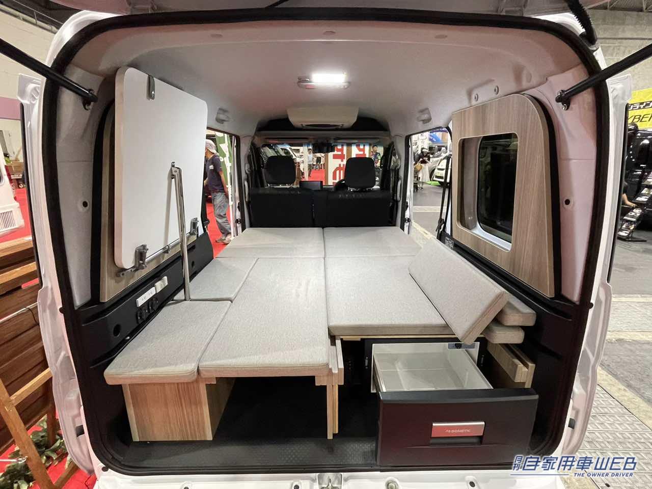 |シートの下にはスライド式の冷蔵庫が! ダイハツ アトレーがベースの軽キャンパー