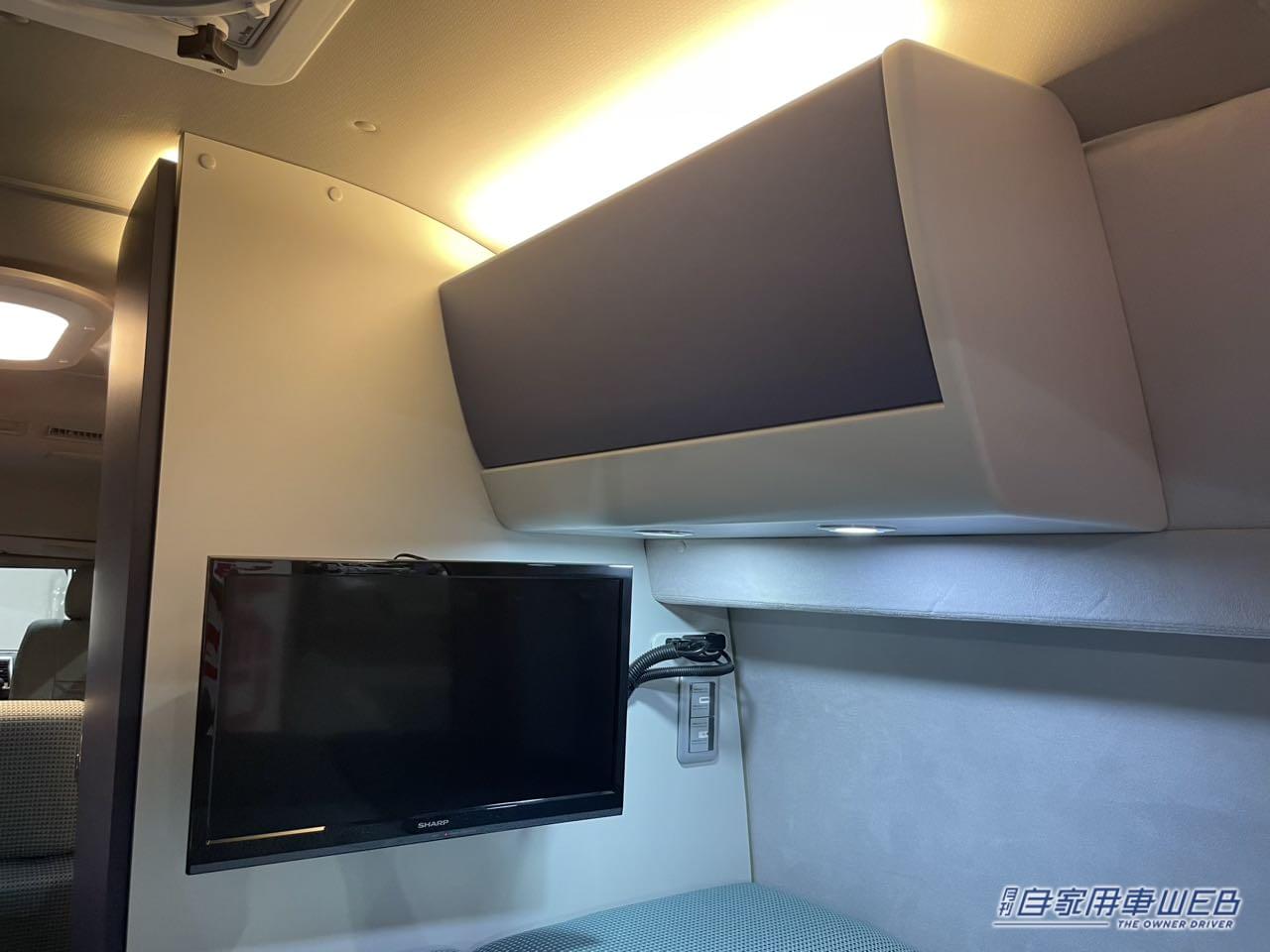 |驚愕!ただの「ハイエース」じゃない。もはや移動式の部屋。クルマの中とは思えない”リビングの完成度”は大人の余暇にふさわしい。