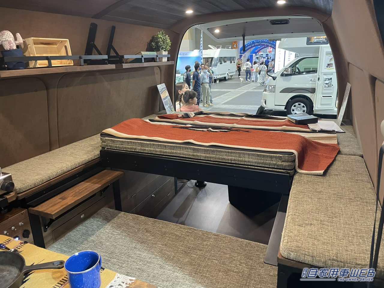 |木材を使った雰囲気抜群の車内がいい感じ! トヨタ ハイエースがベースのキャンパー