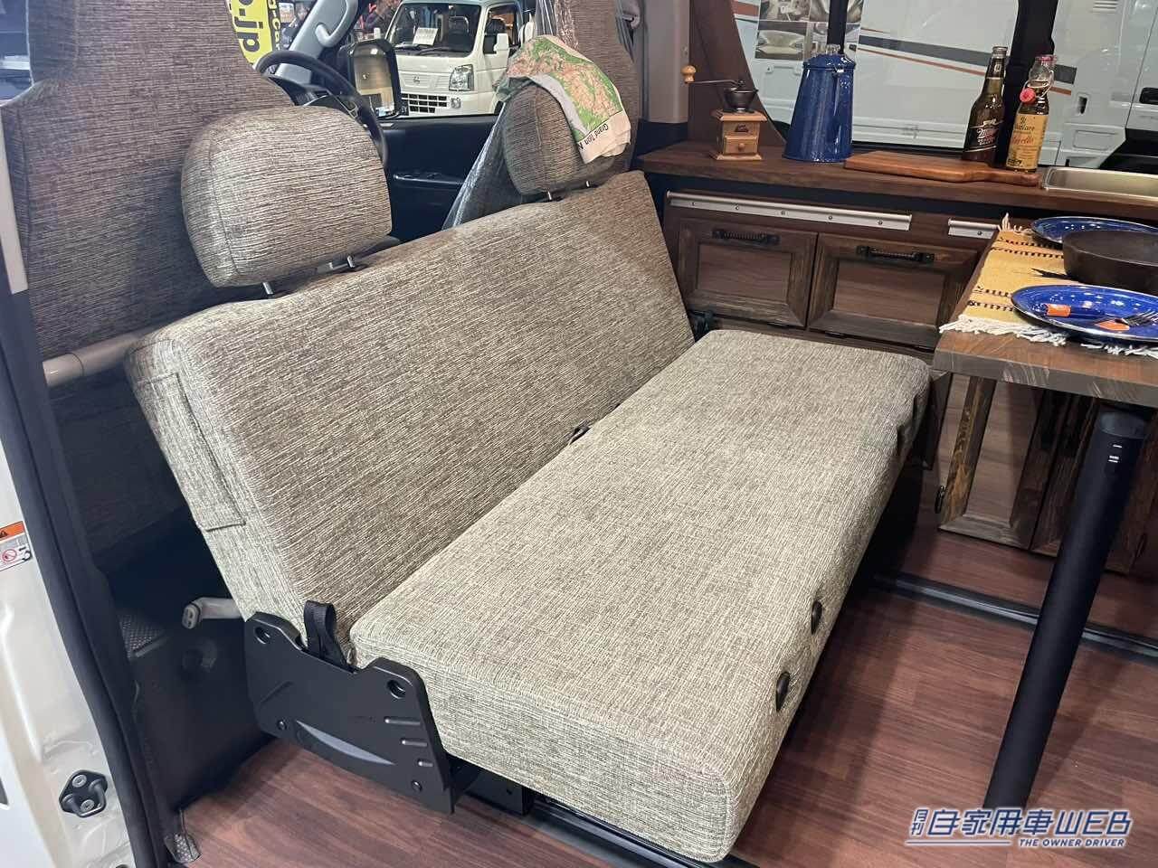 |木材を使った雰囲気抜群の車内がいい感じ! トヨタ ハイエースがベースのキャンパー